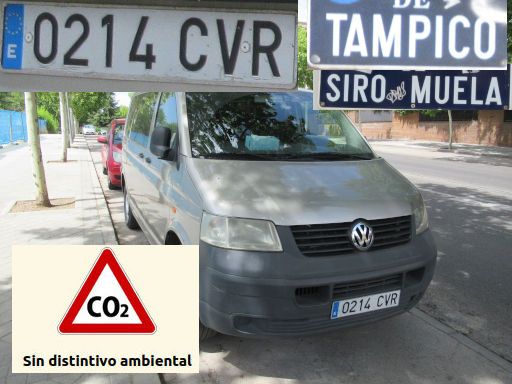 Veh&iacute;culos abandonados, verlassene Fahrzeuge, Madrid, Spanien, Volkswagen Transporter TDI, Kennzeichen 0214 CVR, Erstzulassung April 2004, Calle Tampico / Calle Siro Muela, 28027 Madrid im Juli 2026