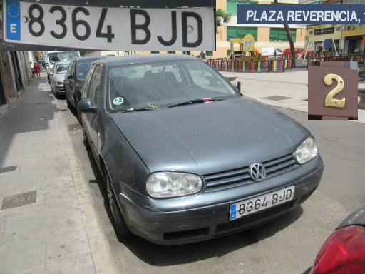 Veh&iacute;culos abandonados, verlassene Fahrzeuge, Madrid, Spanien, Volkswagen Golf 1.6, Kennzeichen 8364 BJD, Erstzulassung Mai 2001, Plaza Reverencia 2, 28027 Madrid im Juli 2026