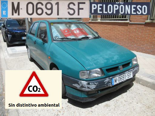Veh&iacute;culos abandonados, verlassene Fahrzeuge, Madrid, Spanien, Seat Ibiza, Kennzeichen M 0691 SF, Erstzulassung Februar 1995, Calle Peloponeso, 28032 Madrid im Juli 2026