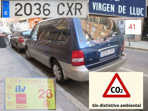 Veh&iacute;culos abandonados, verlassene Fahrzeuge, Madrid, Spanien, Kia Carnival EX, Kennzeichen 2036 CXR, Erstzulassung Juni 2004, Calle Virgen de Lluc 41, 28027 Madrid im Juli 2026