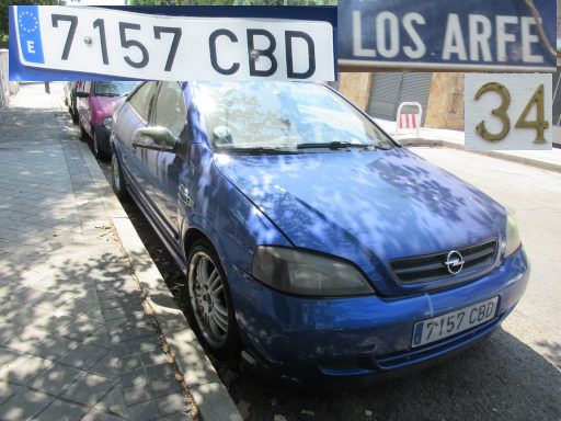 Veh&iacute;culos abandonados, verlassene Fahrzeuge, Madrid, Spanien, Opel Astra Coup&eacute;, Kennzeichen 7157 CBD, Erstzulassung Oktober 2002, Calle Los Arfe 34, 28027 Madrid im Juli 2026