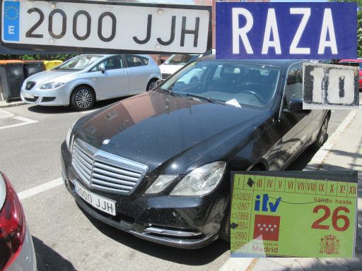 Veh&iacute;culos abandonados, verlassene Fahrzeuge, Madrid, Spanien, Mercedes-Benz E-Klasse, Kennzeichen 2000 JJH, Erstzulassung Oktober 2015, Calle Raza 10, 28022 Madrid im Juli 2026