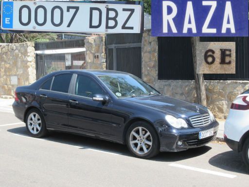 Veh&iacute;culos abandonados, verlassene Fahrzeuge, Madrid, Spanien, Mercedes-Benz C-Klasse, Kennzeichen 0007 DBZ, Erstzulassung Oktober 2004, Calle Raza 6 E, 28022 Madrid im Juli 2026