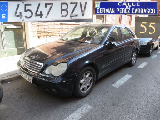 Veh&iacute;culos abandonados, verlassene Fahrzeuge, Madrid, Spanien, Mercedes-Benz C-Klasse Kompressor, Kennzeichen 4547 BZV, Erstzulassung Oktober 2002, Calle German Perez Carrasco 55, 28027 Madrid im Juli 2026