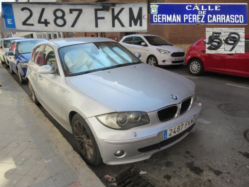 Veh&iacute;culos abandonados, verlassene Fahrzeuge, Madrid, Spanien, BMW 1er Serie, Kennzeichen 2487 FKM, Erstzulassung Januar 2007, Calle German Perez Carrasco 59, 28027 Madrid im Juli 2026