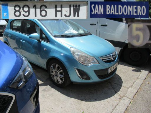 Veh&iacute;culos abandonados, verlassene Fahrzeuge, Madrid, Spanien, Opel Corsa, Kennzeichen 8916 HJW, Erstzulassung April 2012, Calle San Baldomero 5, 28017 Madrid im Juli 2026