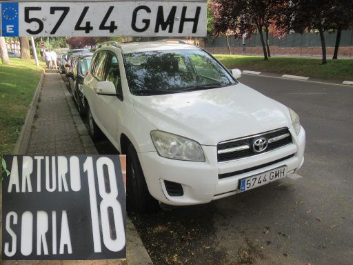 Vehículos abandonados, verlassene Fahrzeuge, Madrid, Spanien, Toyota RAV4, Kennzeichen 5744 GMH, Erstzulassung Mai 2009, Calle Arturio Soria 18, 28027 Madrid im Juni 2025