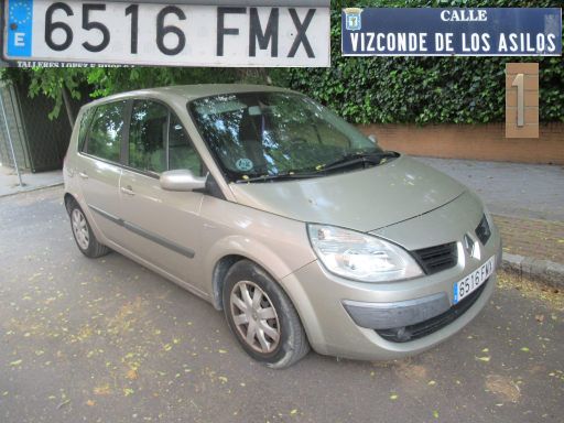 Vehículos abandonados, verlassene Fahrzeuge, Madrid, Spanien, Renault Scenic, Kennzeichen 6516 FMX, Erstzulassung März 2007, Calle Vizconde de los Asilos 1, 28027 Madrid im Juni 2025