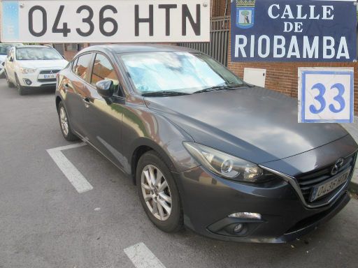 Vehículos abandonados, verlassene Fahrzeuge, Madrid, Spanien, Mazda 3 Skyactiv Technology, Kennzeichen 0436 HTN, Erstzulassung November 2013, Calle de Riobamba 33, 28027 Madrid im Juni 2025