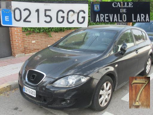 Vehículos abandonados, verlassene Fahrzeuge, Madrid, Spanien, Seat Leon, Kennzeichen 0215 GCG, Erstzulassung März 2008, Calle Arevalo Lara 7, 28027 Madrid im Juni 2025