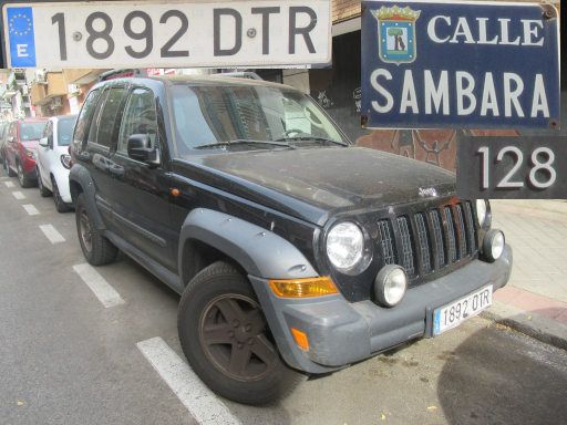 Vehículos abandonados, verlassene Fahrzeuge, Madrid, Spanien, Jeep Renegade CRD, Kennzeichen 1892 DTR, Erstzulassung Januar 2005, Calle Sambara 128, 28027 Madrid im Juni 2025