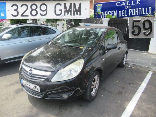 Vehículos abandonados, verlassene Fahrzeuge, Madrid, Spanien, Opel Corsa, Kennzeichen 3289 GMM, Erstzulassung Mai 2009, Calle Virgen del Portillo 59, 28027 Madrid im Juni 2025