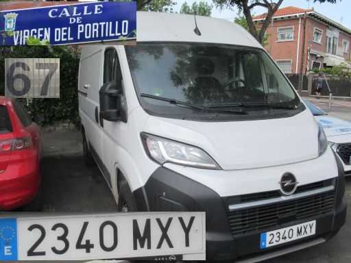 Vehículos abandonados, verlassene Fahrzeuge, Madrid, Spanien, Opel Movano, Kennzeichen 2340 MXY, Erstzulassung Januar 2025, Calle Virgen del Portillo 71, 28027 Madrid im Juni 2025