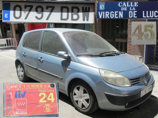 Vehículos abandonados, verlassene Fahrzeuge, Madrid, Spanien, Renault Scenic, Kennzeichen 0797 DBW, Erstzulassung Oktober 2004, Calle Virgen de Lluc 45, 28027 Madrid im Juni 2025