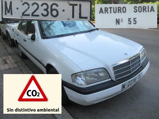 Veh&iacute;culos abandonados, verlassene Fahrzeuge, Madrid, Spanien, Mercedes-Benz C 180, Kennzeichen M 2236 TL, Erstzulassung Mai 1996, Calle Arturo Soria 55, 28027 Madrid im Juni 2026