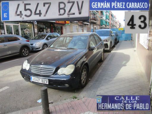 Veh&iacute;culos abandonados, verlassene Fahrzeuge, Madrid, Spanien, Mercedes-Benz C 180 Kompressor, Kennzeichen 4547 BZV, Erstzulassung Oktober 2002, Calle German Perez Carrasco 43, 28027 Madrid im Juni 2026