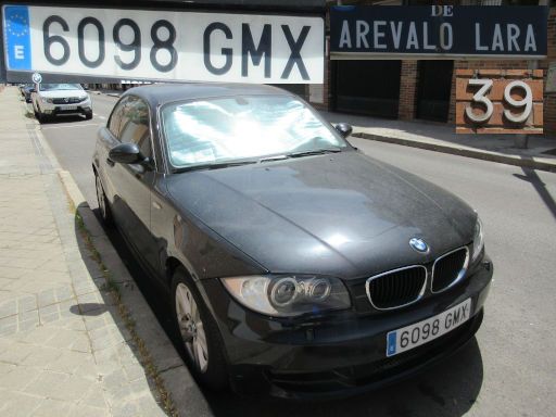Veh&iacute;culos abandonados, verlassene Fahrzeuge, Madrid, Spanien, BMW 120 d, Kennzeichen 6098 GMX, Erstzulassung Juni 2009, Calle Arevalo Lara 39, 28027 Madrid im Juni 2026