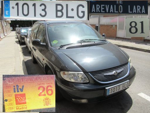 Veh&iacute;culos abandonados, verlassene Fahrzeuge, Madrid, Spanien, Chrysler Voyager LX, Kennzeichen 1013 BLG, Erstzulassung Juli 2001, Calle Arevalo Lara 81, 28027 Madrid im Juni 2026