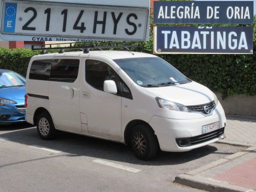 Veh&iacute;culos abandonados, verlassene Fahrzeuge, Madrid, Spanien, Nissan NV200 dCi, Kennzeichen 2114 HYS, Erstzulassung Juli 2014, Calle Alegria de Oria / Calle Tabatinga, 28027 Madrid im Juni 2026