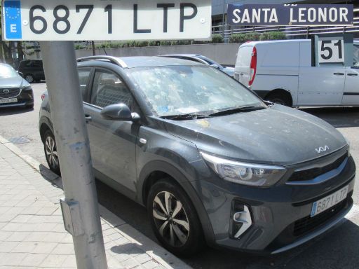 Veh&iacute;culos abandonados, verlassene Fahrzeuge, Madrid, Spanien, Kia Stonic Hybrid, Kennzeichen 6871 LTP, Erstzulassung Oktober 2021, Calle Santa Leonor 51, 28037 Madrid im M&auml;rz 2026