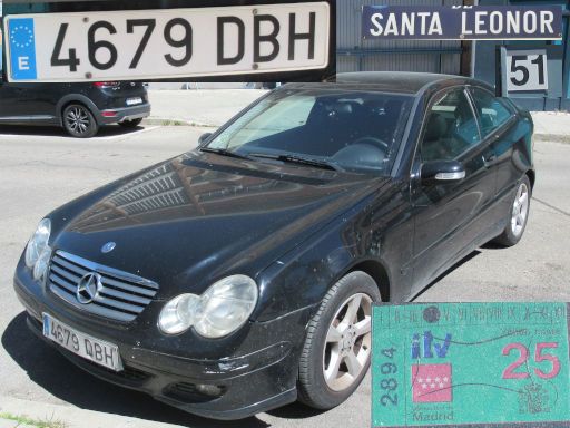Veh&iacute;culos abandonados, verlassene Fahrzeuge, Madrid, Spanien, Mercedes-Benz C 180 Kompressor, Kennzeichen 4679 DBH, Erstzulassung September 2004, Calle Santa Leonor 51, 28037 Madrid im M&auml;rz 2026
