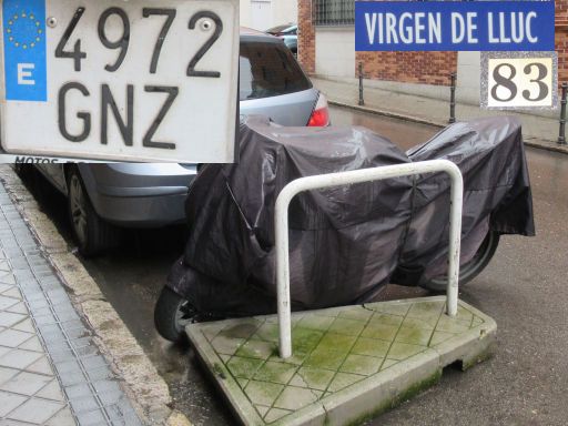 Veh&iacute;culos abandonados, verlassene Fahrzeuge, Madrid, Spanien, Motorrad, Kennzeichen 4972 GNZ, Erstzulassung August 2009, Calle Virgen de Lluc 83, 28027 Madrid im M&auml;rz 2026