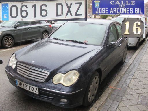 Veh&iacute;culos abandonados, verlassene Fahrzeuge, Madrid, Spanien, Mercedes-Benz C320 CDI, Kennzeichen 0616 DXZ, Erstzulassung Januar 2005, Calle Jose Arcones Gil 16, 28021 Madrid im M&auml;rz 2026