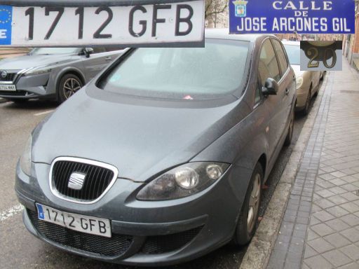 Veh&iacute;culos abandonados, verlassene Fahrzeuge, Madrid, Spanien, Seat Altea, Kennzeichen 1712 GFB, Erstzulassung Mai 2008, Calle Jose Arcones Gil 20, 28021 Madrid im M&auml;rz 2026