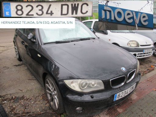 Veh&iacute;culos abandonados, verlassene Fahrzeuge, Madrid, Spanien, BMW 1er Serie, Kennzeichen 8234 DWC, Erstzulassung Januar 2005, Calle Hernandez Tejada s/n ESQ. Agastia s/n, 28027 Madrid im M&auml;rz 2026