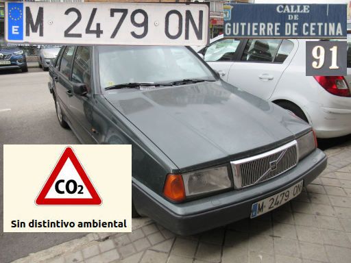 Veh&iacute;culos abandonados, verlassene Fahrzeuge, Madrid, Spanien, Volvo 460 GLE, Kennzeichen M 2479 ON, Erstzulassung Juni 1993, Calle Gutierre de Cetina 91, 28021 Madrid im M&auml;rz 2026