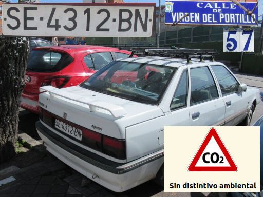 Veh&iacute;culos abandonados, verlassene Fahrzeuge, Madrid, Spanien, Renault 21, Kennzeichen SE 4312 BN, Erstzulassung Februar 1991, Calle Virgen del Portillo 57, 28027 Madrid im M&auml;rz 2026