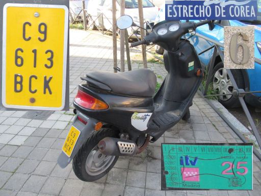 Veh&iacute;culos abandonados, verlassene Fahrzeuge, Madrid, Spanien, Mofa Peugeot, Kennzeichen C 9613 BCK, Erstzulassung November 2000, Calle Estrecho de Corea 6, 28027 Madrid im M&auml;rz 2026