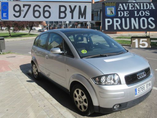 Veh&iacute;culos abandonados, verlassene Fahrzeuge, Madrid, Spanien, Audi A2, Kennzeichen 9766 BYM, Erstzulassung Juli 2002, Avenida de los Prunos 15, 28042 Madrid im M&auml;rz 2026