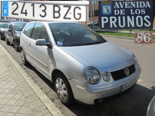 Veh&iacute;culos abandonados, verlassene Fahrzeuge, Madrid, Spanien, Volkswagen Polo, Kennzeichen 2413 BZG, Erstzulassung September 2003, Avenida de los Prunos 86, 28042 Madrid im M&auml;rz 2026