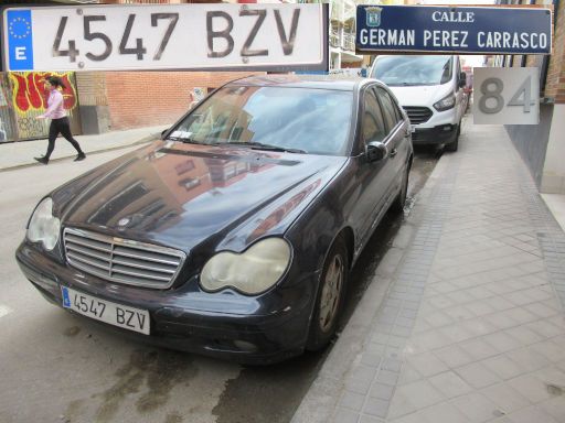 Veh&iacute;culos abandonados, verlassene Fahrzeuge, Madrid, Spanien, Mercedes-Benz C Klasse Kompressor, Kennzeichen 4547 BZV, Erstzulassung Oktober 2002, Calle German Perez Carrasco 84, 28027 Madrid im M&auml;rz 2026