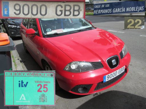Veh&iacute;culos abandonados, verlassene Fahrzeuge, Madrid, Spanien, Seat Ibiza, Kennzeichen 9000 GBB, Erstzulassung Februar 2008, Avenida de la Institucion Libre de Ense&ntilde;anza 22, 28037 Madrid im M&auml;rz 2026