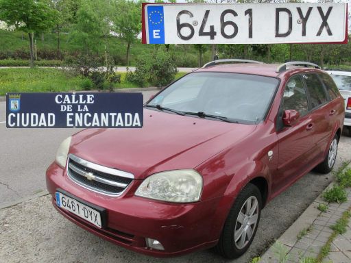 Vehículos abandonados, verlassene Fahrzeuge, Madrid, Spanien, Chevrolet Nubira, Kennzeichen 6461 DYX, Erstzulassung Januar 2005, Calle de la Ciudad Encantada, 28030 Madrid im Mai 2025