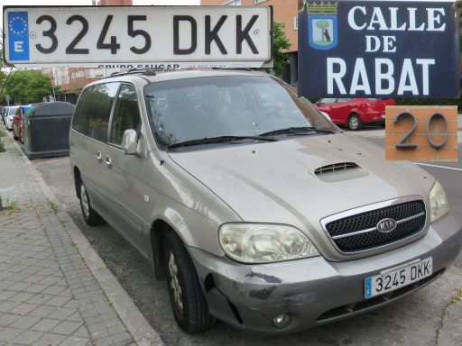 Vehículos abandonados, verlassene Fahrzeuge, Madrid, Spanien, Kia Carnival EX, Kennzeichen 3245 DKK, Erstzulassung Januar 2005, Calle de Rabat 20, 28030 Madrid im Mai 2025