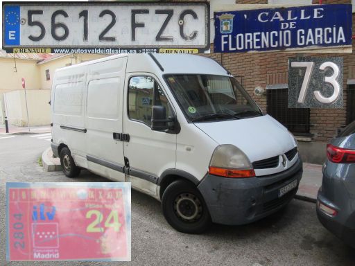 Vehículos abandonados, verlassene Fahrzeuge, Madrid, Spanien, Renault Master, Kennzeichen 5612 FZC, Erstzulassung Januar 2008, Calle de Florencio García 73, 28027 Madrid im Mai 2025