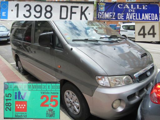 Vehículos abandonados, verlassene Fahrzeuge, Madrid, Spanien, Hyundai H-1 SV, Kennzeichen 1398 DFK, Erstzulassung Januar 2005, Calle de Gomez de Avellaneda 44, 28021 Madrid im Mai 2025