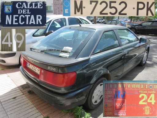 Vehículos abandonados, verlassene Fahrzeuge, Madrid, Spanien, Audi 2.3 E, Kennzeichen M 7252 PK, Erstzulassung Februar 1994, Calle del Nectar 49, 28022 Madrid im Mai 2025