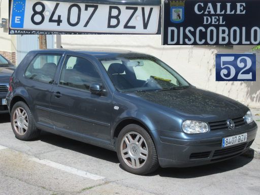 Vehículos abandonados, verlassene Fahrzeuge, Madrid, Spanien, Volkswagen Golf TDI, Kennzeichen 8407 BZV, Erstzulassung Oktober 2002, Calle del Discobolo 52, 28022 Madrid im Mai 2025