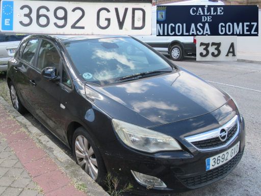 Vehículos abandonados, verlassene Fahrzeuge, Madrid, Spanien, Opel Astra CDTI, Kennzeichen 3692 GVD, Erstzulassung März 2010, Calle de Nicolasa Gomez 33 A, 28022 Madrid im Mai 2025