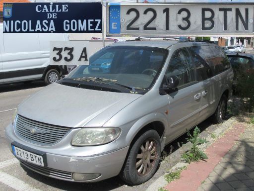 Vehículos abandonados, verlassene Fahrzeuge, Madrid, Spanien, Chrysler Grand Voyager LX CRD, Kennzeichen 2213 BTN, Erstzulassung März 2002, Calle de Nicolasa Gomez 33 A, 28022 Madrid im Mai 2025
