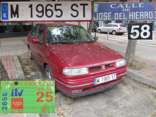 Vehículos abandonados, verlassene Fahrzeuge, Madrid, Spanien, Seat Toledo, Kennzeichen M 1965 ST, Erstzulassung September 1995, Calle de José del Hierro 58, 28027 Madrid im Mai 2025