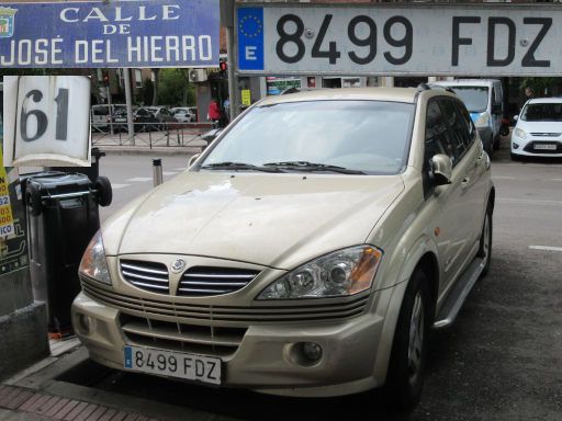 Vehículos abandonados, verlassene Fahrzeuge, Madrid, Spanien, SsangYong Kyron, Kennzeichen 8499 FDZ, Erstzulassung August 2006, Calle de José del Hierro 61, 28027 Madrid im Mai 2025