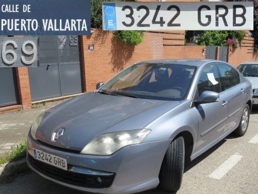 Vehículos abandonados, verlassene Fahrzeuge, Madrid, Spanien, Renault Laguna, Kennzeichen 3242 GRB, Erstzulassung Oktober 2009, Calle de Puerto Vallarta 69, 28027 Madrid im Mai 2025