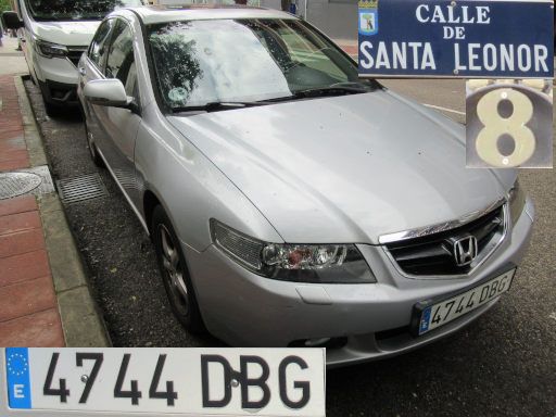 Vehículos abandonados, verlassene Fahrzeuge, Madrid, Spanien, Honda Accord, Kennzeichen 4744 DBG, Erstzulassung September 2004, Calle de Santa Leonor 8, 28037 Madrid im Mai 2025