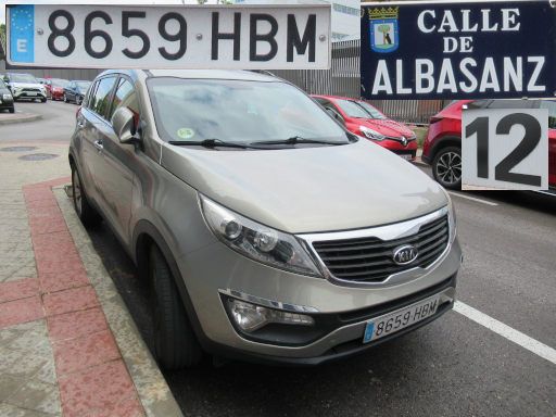 Vehículos abandonados, verlassene Fahrzeuge, Madrid, Spanien, Kia Sportage CRDI, Kennzeichen 8659 HBM, Erstzulassung Januar 2011, Calle de Albasanz 12, 28037 Madrid im Mai 2025