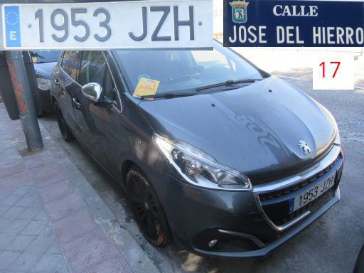 Vehículos abandonados, verlassene Fahrzeuge, Madrid, Spanien, Peugeot 208, Kennzeichen 1953 JZH, Erstzulassung Mai 2017, Calle de Jose del Hierro 17, 28027 Madrid im Mai 2025